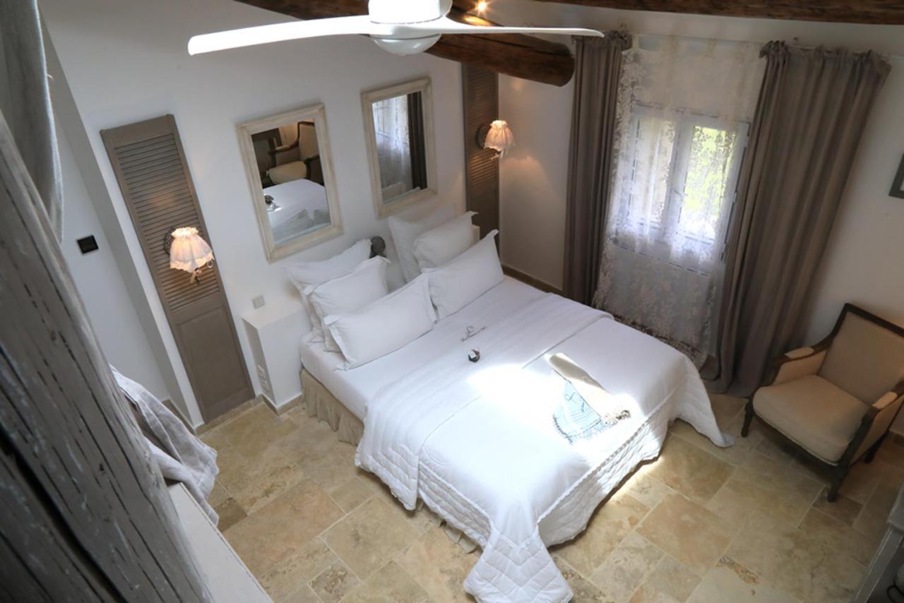 Maison D'Hotes "Les Ecuries Du Mas" Lamanon Екстериор снимка