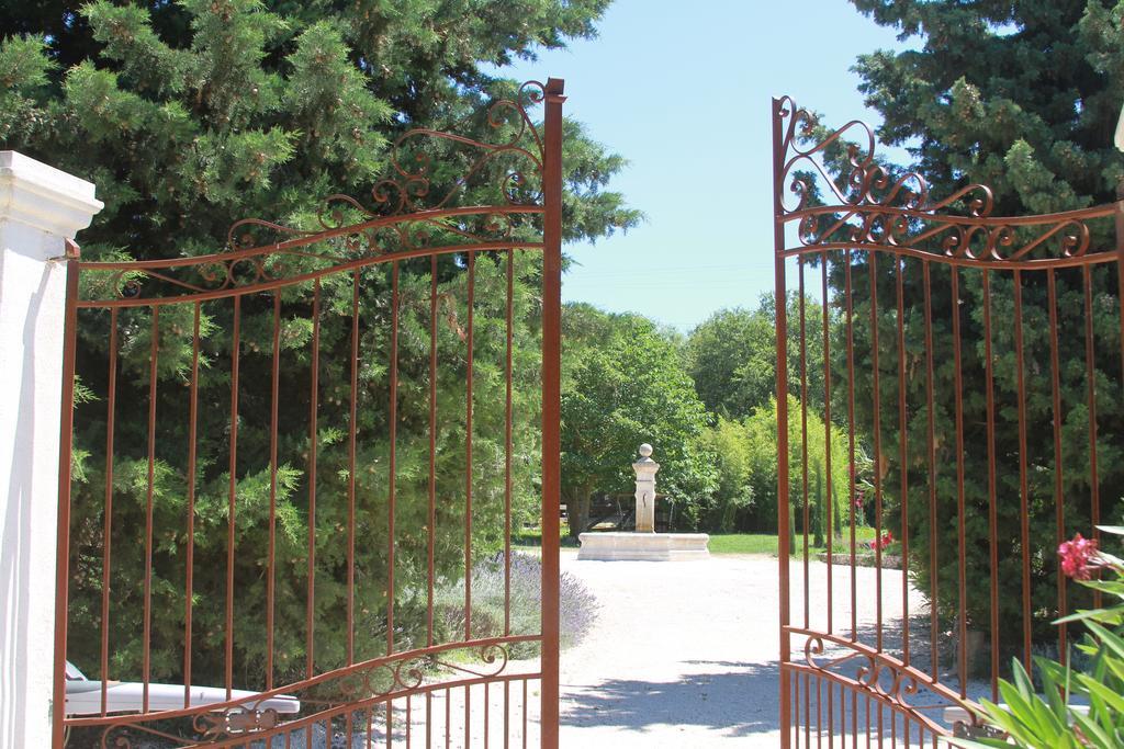 Maison D'Hotes "Les Ecuries Du Mas" Lamanon Екстериор снимка